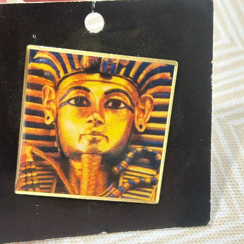 King Tut Exhibit Epoxy Dome Lapel Pin New Vintage